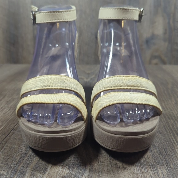 Crocs Sandals Women's Size 7 Beige Leigh II Wedge Strapy Shoes Comfort - Picture 3 of 13
